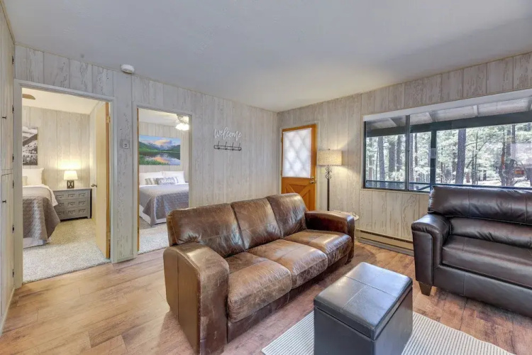 Covered Deck & Grill: Cozy Greer Hideaway!