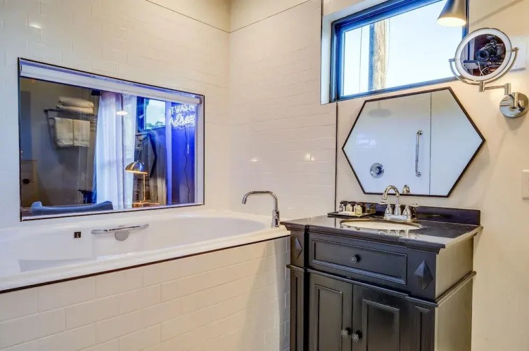 Historic Austin B&b: 4 Unique Suites, Sleeps 15!