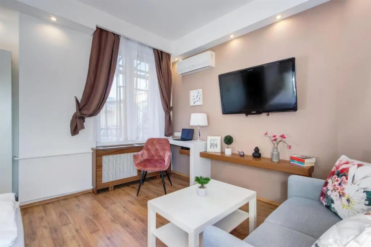 d.Five Premium Studio Szervita Square