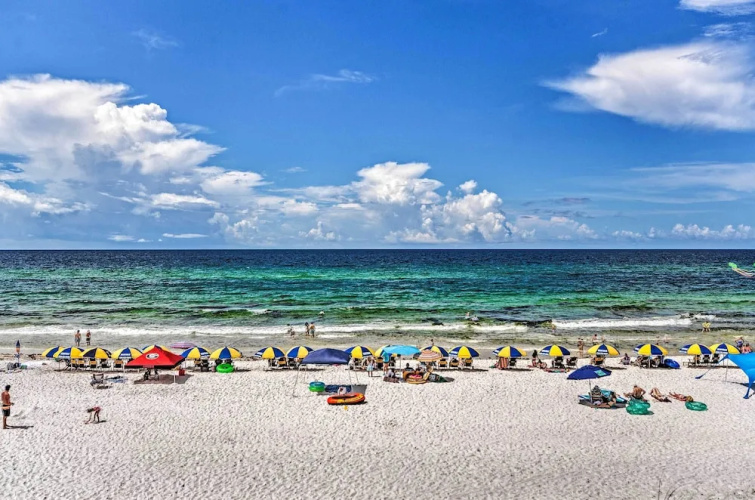 Tropical Studio: 1/4 Mi to Public Beach Access!