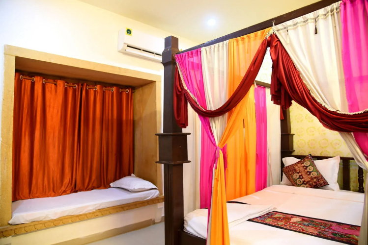Hotel Marina Mahal