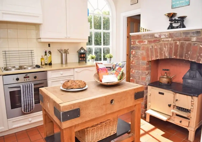 4 Bedrooms Cottage