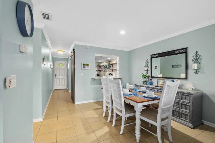 Island Oasis - 3br 2ba - steps to the ocean!