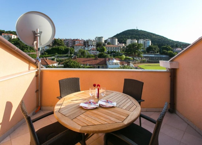 1 Bedroom Apartment with balcony and with garden view