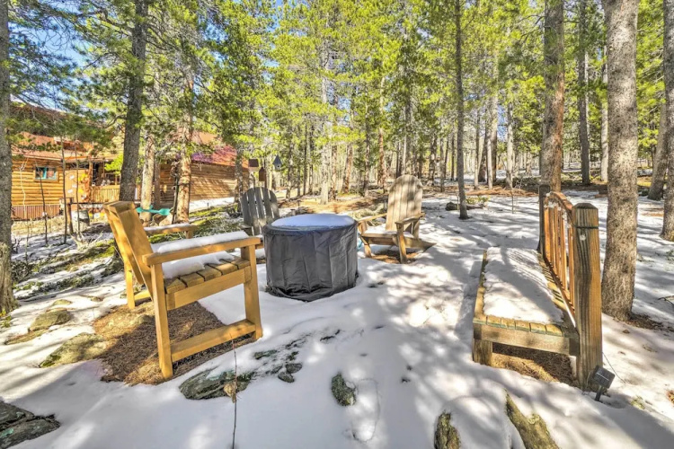 Deck, Fire Pit & Grill: Log Cabin in Black Hawk