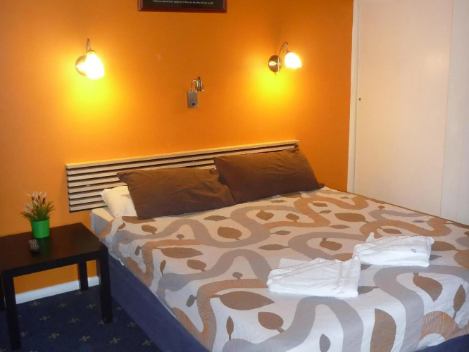 Adelaide Travellers Inn - Hostel