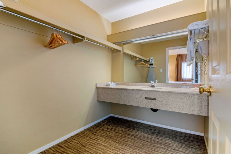 Econo Lodge Inn & Suites photo 12