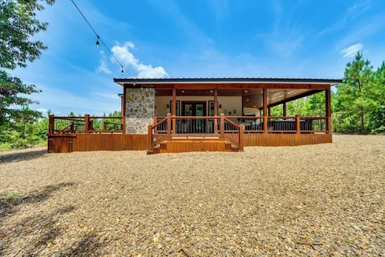 Luxe Broken Bow Home w/ Hot Tub & Fire Pit!