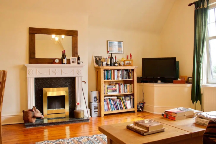 2 Bedroom Flat With Parking In Edinburgh
