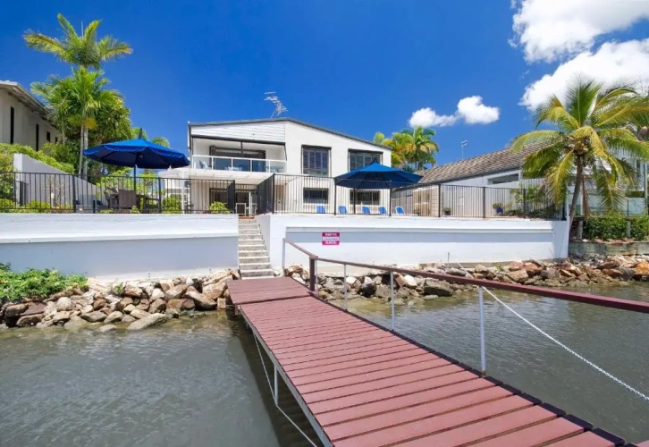 5 Bedrooms Cottage