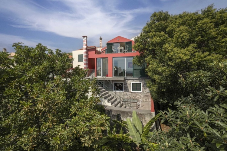 Cottage with balcony and with sea view