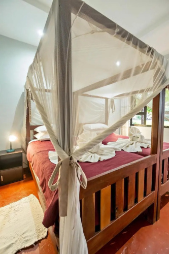 Shoestrings Backpackers & Bar