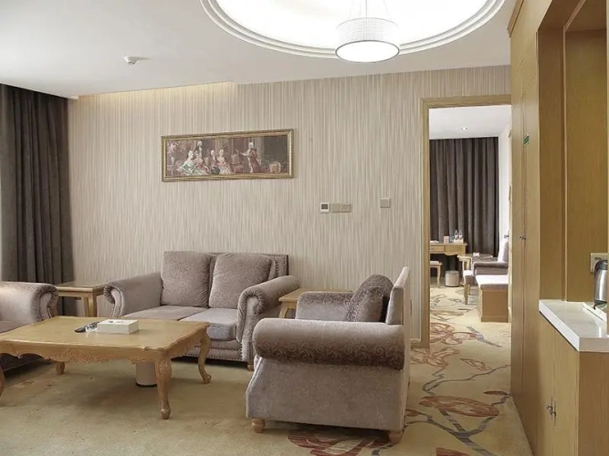 Deluxe Double Suite with street view