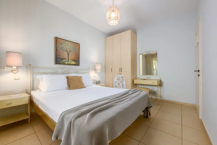 2 Bedrooms Grand room with partial sea view