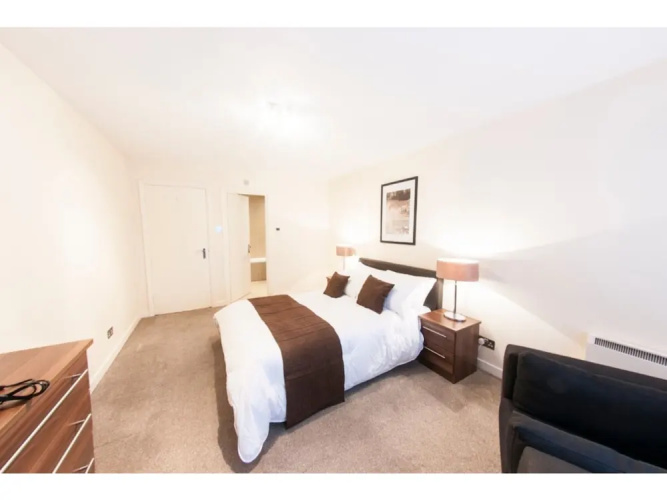 Bright, Classy 2BR Riverside Flat for 4