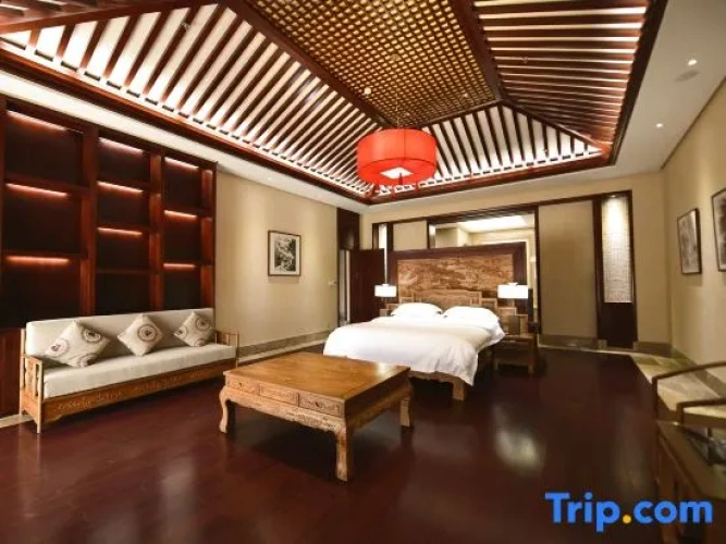 Presidential Suite with lake view