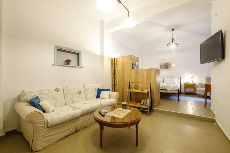 Welcoming Koukaki Hideaway by Cloudkeys