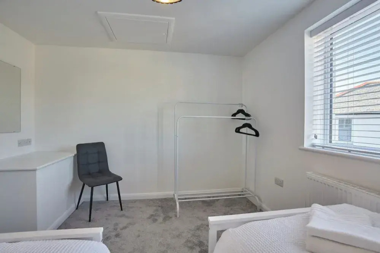 2022 Modern Home In Central Hayle With Parking