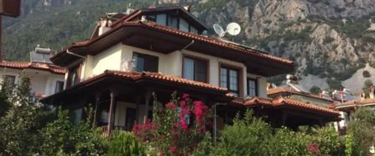 Moon House Apart