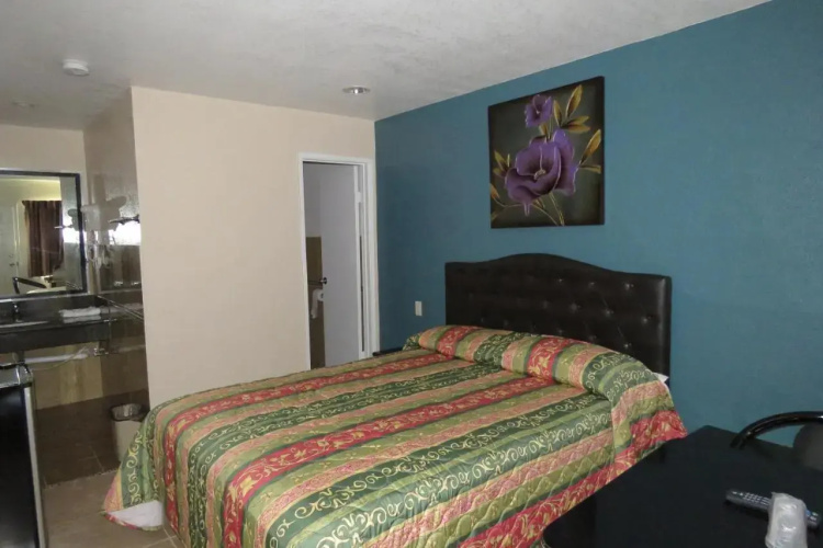 Foxys Den Motel