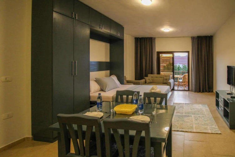 Beautiful studio with sea view and pool view