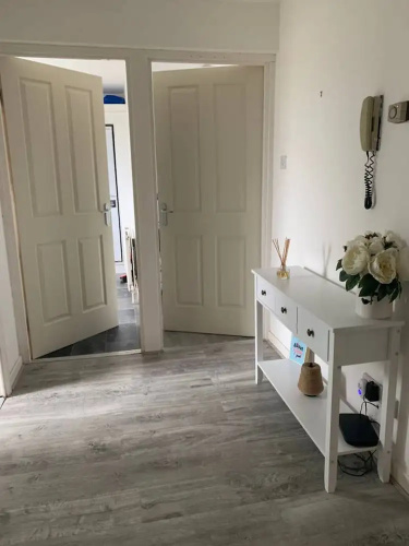 Lovely Spacious 2 Bedroom Flat by the Meadows