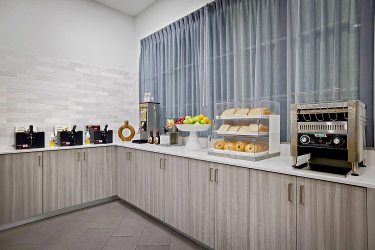 La Quinta Inn & Suites by Wyndham Miami Airport West photo 12