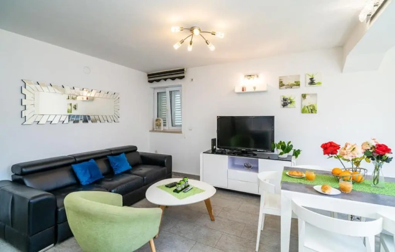 2 Bedrooms Apartment