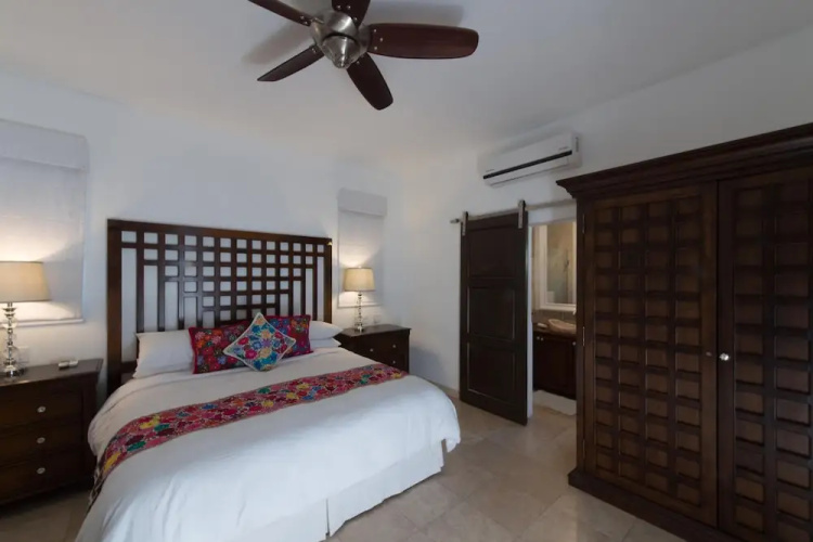Outstanding Beachfront for up to 15 People: Villa Delfines