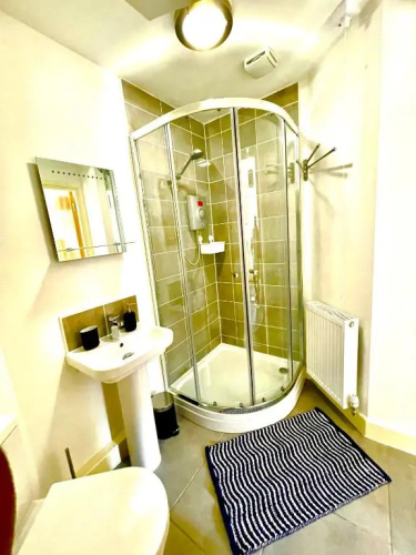 Modern townhouse, Sleeps 4 with parking