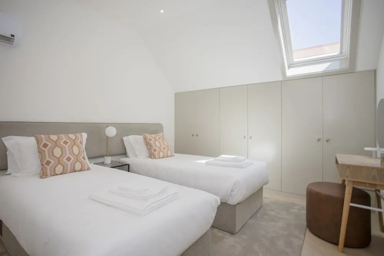 Liiiving - Luxury Beachfront Apartment V