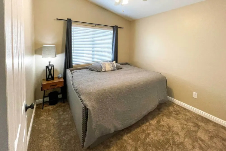 Beautiful Lakefront Peoria Home w/ Community Pool