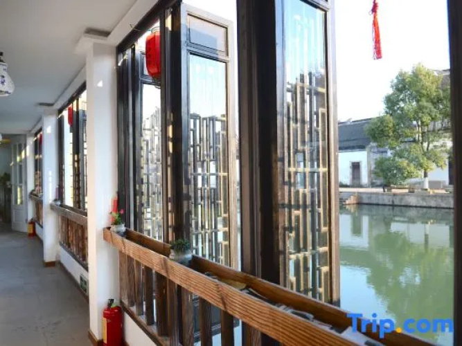 Tongli Qingyuan River View Holiday Inn