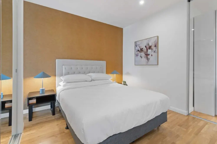 Modern 1-bed, City Skyline Views & Close to Shops