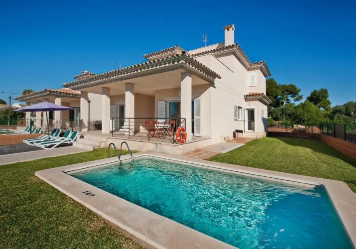 4 Bedrooms Villa