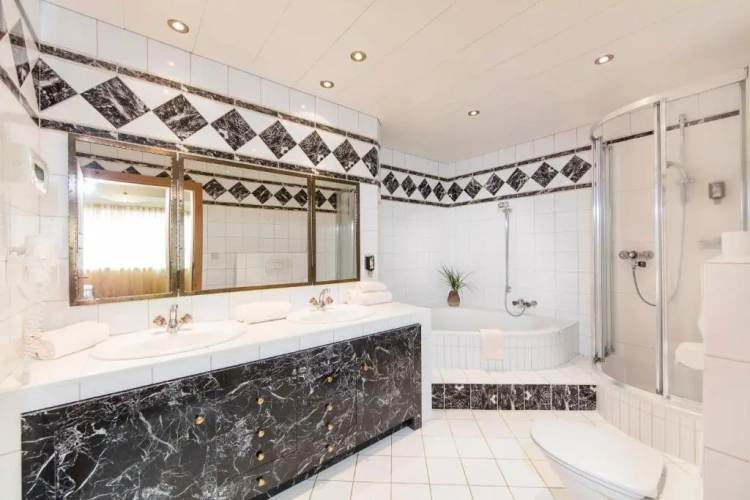 4 Bedrooms Apartment