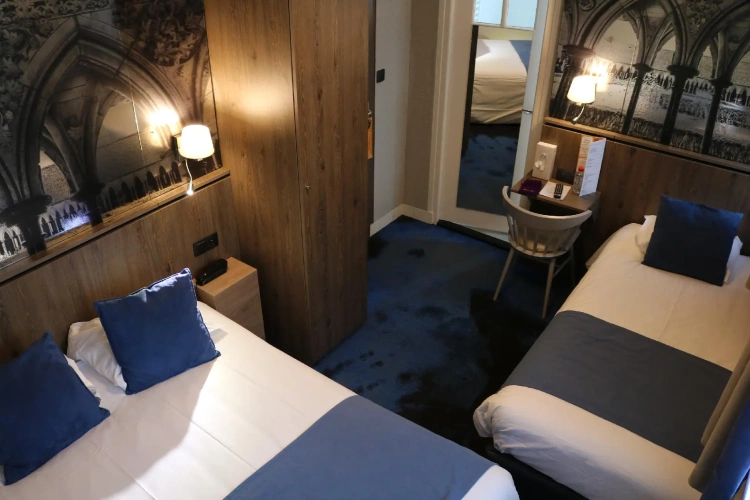 Standard Triple room