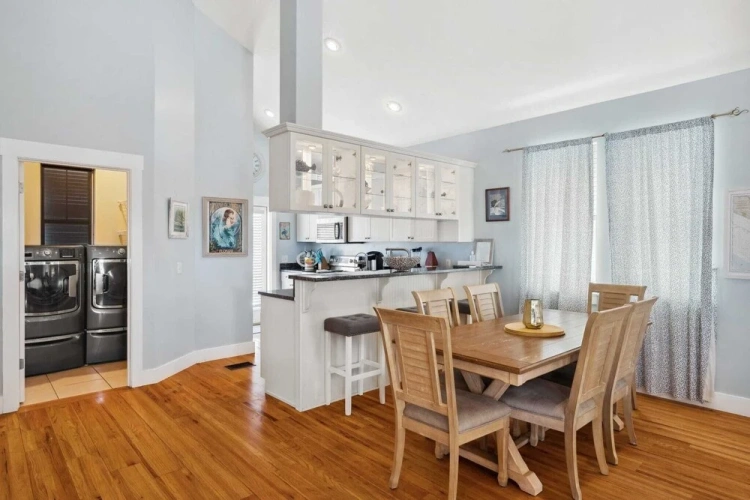3 Bedrooms Cottage with balcony