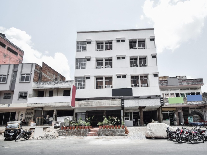 OYO 15212 Hotel Seema