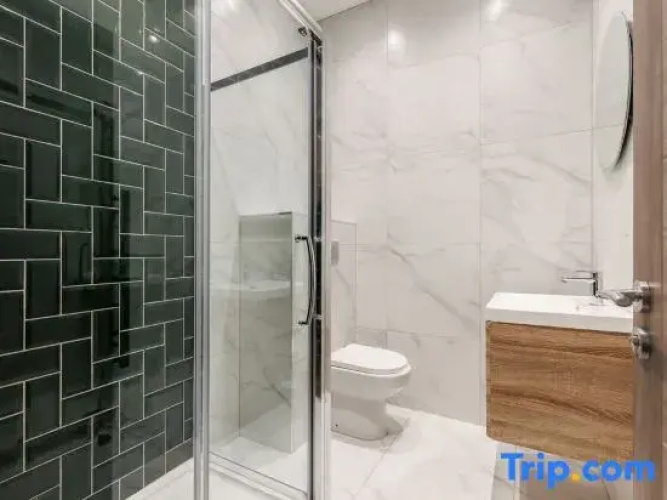 Spacious Seaside 2-Bed Apt w/ Free Gym & Parking