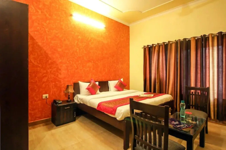 OYO 8240 Maan Residency
