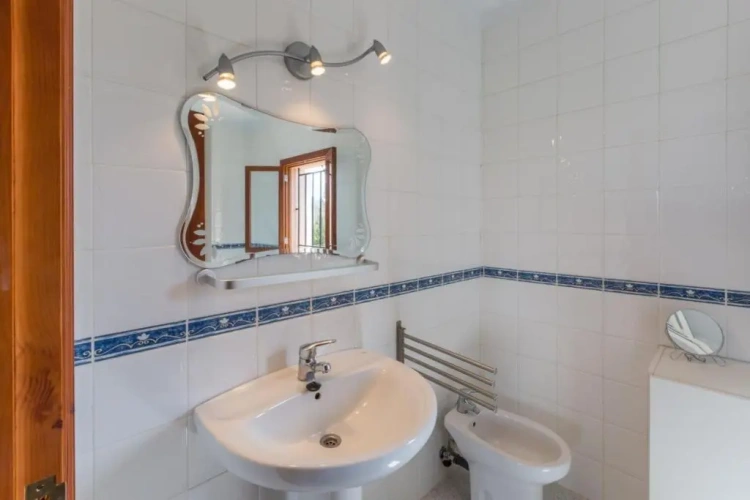 5 Bedrooms Villa