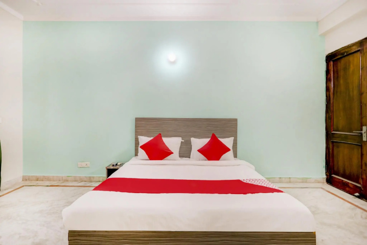 OYO Flagship 75488 Royal Grand Inn