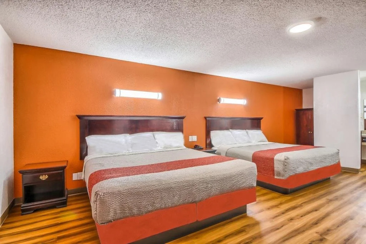 Hillcrest Inn & Suites