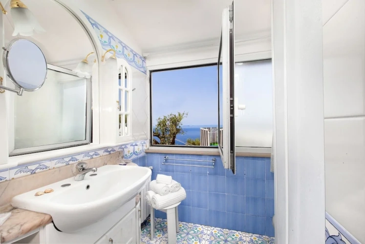 6 Bedrooms Villa