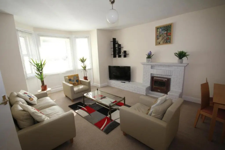 Eversley Gardens -Apt A