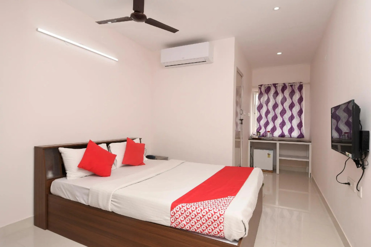 OYO 24285 Royal Plaza
