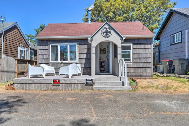 Quaint 'sur La Mer' Cottage w/ Deck, Fire Pit