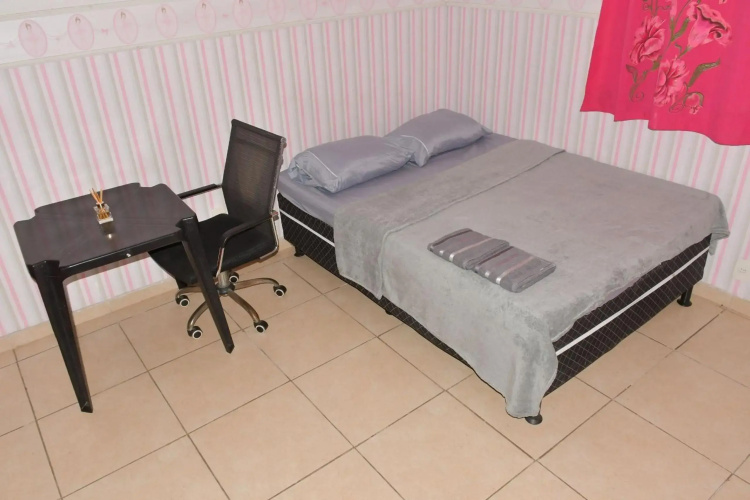 Quarto em residência tranquila e familiar