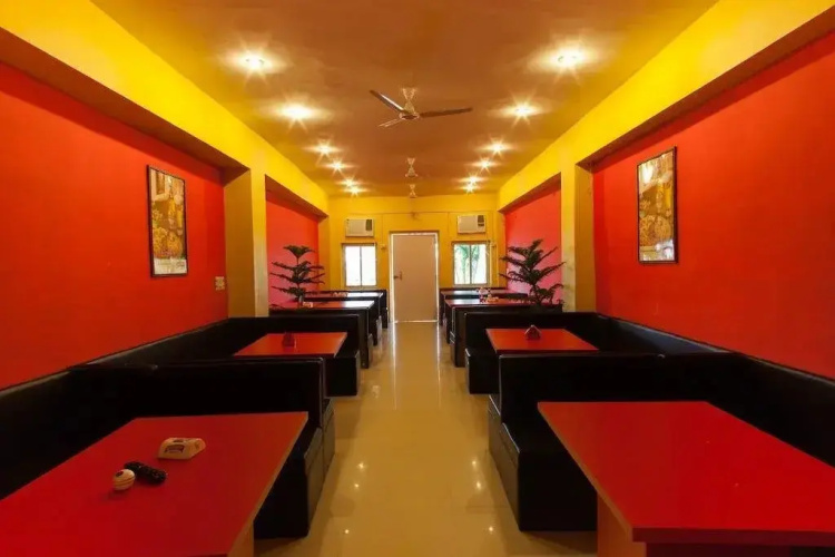 R.R.Hotel Restaurant & Lounge